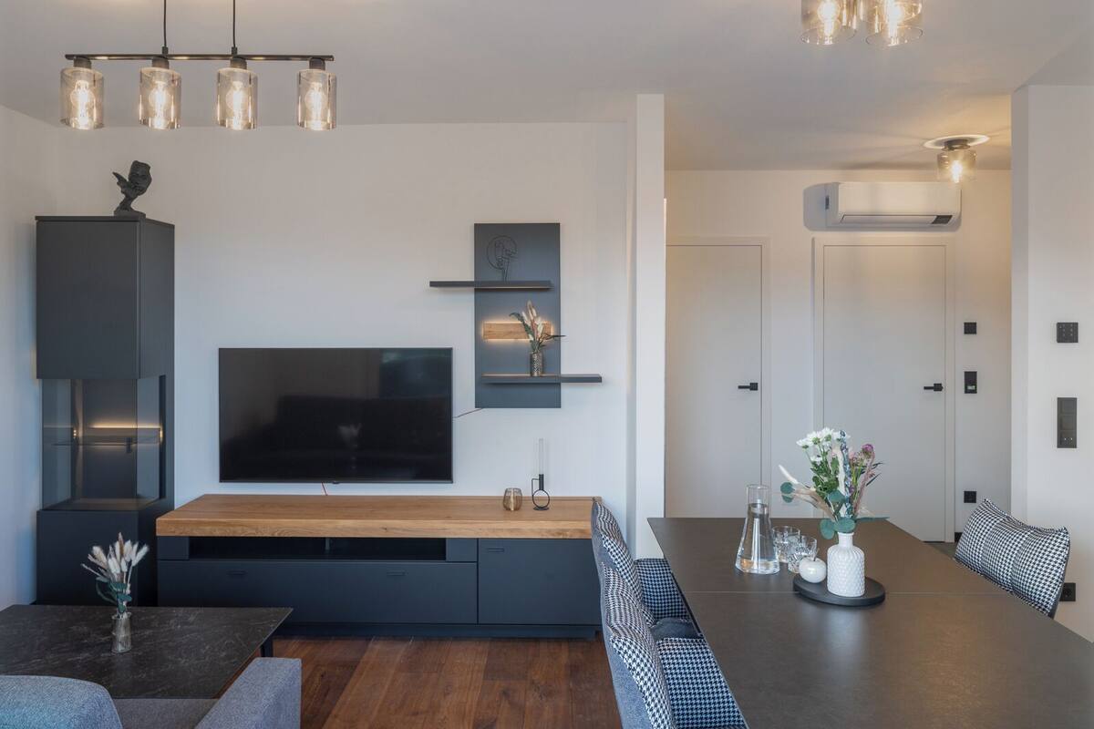 Departamento básico, 1 habitación, vista al río | Área de sala de estar | Piso con calefacción
