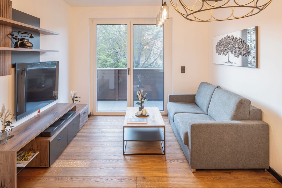 Eenvoudig appartement, 1 slaapkamer, uitzicht op rivier | Woonruimte | Vloerverwarming