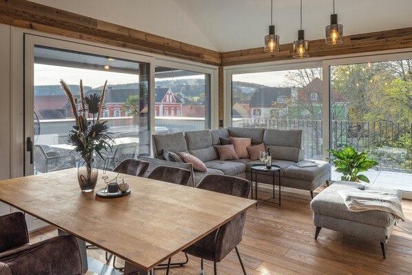 Penthouse de lujo, 2 habitaciones, hidromasaje, vista al río | Área de sala de estar | Piso con calefacción 