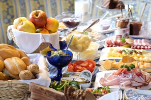 Frühstücksbuffet am Wochenende (15 EUR pro Person)
