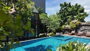 Una piscina al aire libre