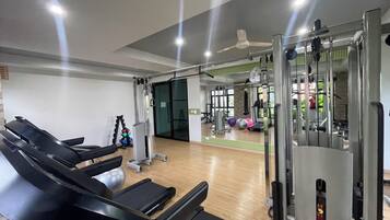 Et fitnesscenter med løbebånd, styrkemaskiner og træningsbolde.