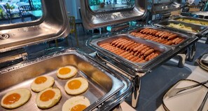Einbufett mit Hotdogs und Spiegeleiern.