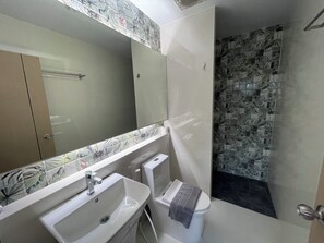 Deluxe King Studio | Bagno | Doccia, set di cortesia gratuito, asciugacapelli, asciugamani