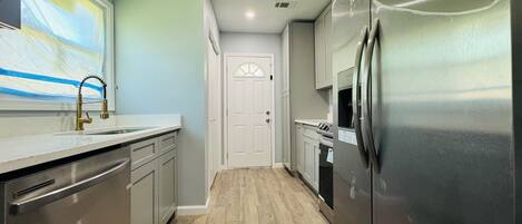 Kylskåp, mikrovågsugn, ugn och spishäll