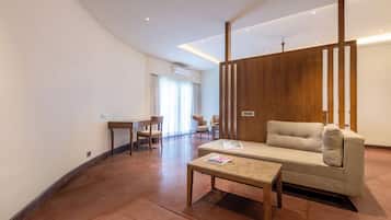 Villa Deluxe, 1 cama King size, vista al jardín (Fire Villa with Sit out) | 1 habitación, caja de seguridad en la habitación y muebles diferentes