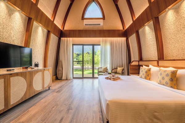 Villa - 1 kingsize-säng - privat badrum - utsikt mot trädgården (Bamboo Villa) | Värdeförvaringsskåp på rummet, unika möbler, skrivbord och ljudisolering