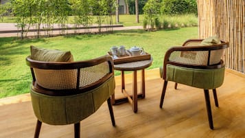 Villa, 1 cama King size, baño privado, vista al jardín (Bamboo Villa) | 1 habitación, caja de seguridad en la habitación y muebles diferentes
