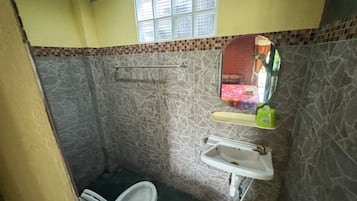 Ducha, toallas, papel higiénico