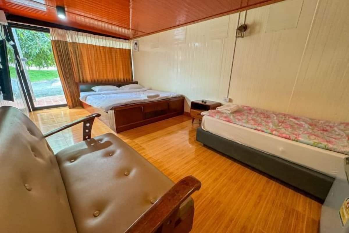 Minibar, escritorio y espacio para trabajar con laptop