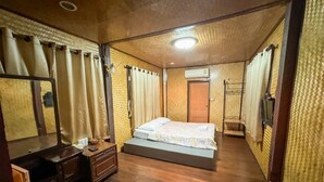 A room with a bed, a dresser, a mirror, and a window with curtains. - Suree Garden Resort & Karaoke (Kamphaeng Saen)