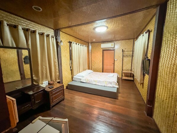 A room with a bed, a dresser, a mirror, and a window with curtains. - Suree Garden Resort & Karaoke (Kamphaeng Saen)
