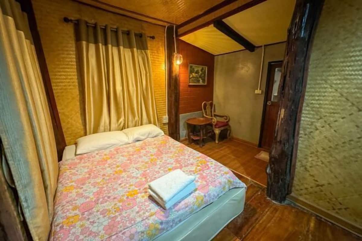 Minibar, escritorio y espacio para trabajar con laptop