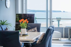 Dining - Waters Edge - 2 Bedroom Apartment - Tenby (Tenby)