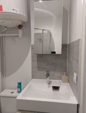 Haartrockner, Handtücher, Seife, Toilettenpapier