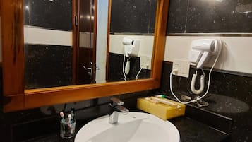 Shower, perlengkapan mandi gratis, sandal, dan handuk
