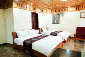 Kolmen hengen standard-huone, kaupunkinäköala | Äänieristys, ilmainen Wi-Fi, vuodevaatteet