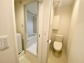202 (3p) | Bathroom | Combined shower/tub, hair dryer, towels, shampoo - Everynet Shinjuku by Tranova (Tokyo)