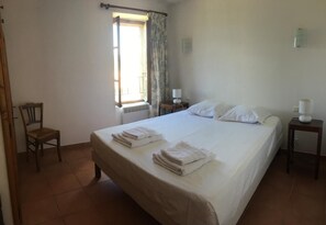 2 habitaciones, tabla de planchar con plancha y ropa de cama 