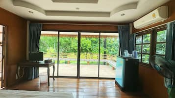 Deluxe Double Room | 1 bedroom, minibar, desk, laptop workspace