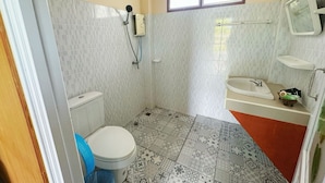 A small bathroom with a toilet, shower, and sink. - OYO 75497 Uncle Odd Talay View Resort (Nakhon Nayok)