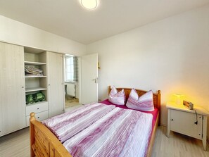 1 bedroom, bed sheets - Villa Emma - Meerblickappartement (Sassnitz)