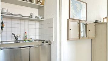 Kühlschrank, Herdplatte, Wasserkocher mit Kaffee-/Teezubehör, Toaster