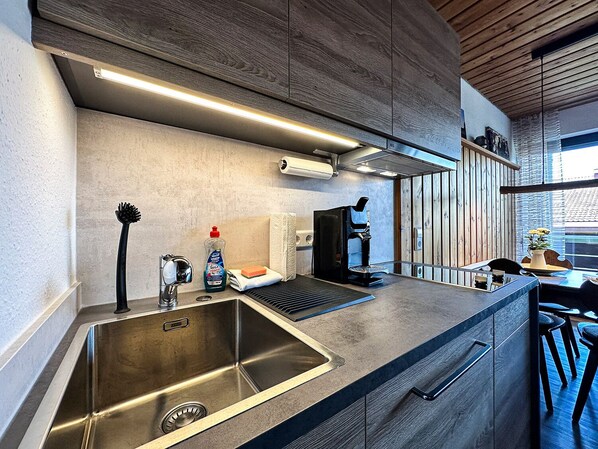 Fridge, stovetop, coffee/tea maker, toaster