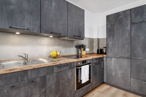 Kjøleskap, ovn, kokeplater og oppvaskmaskin