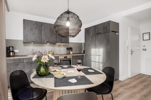 Fridge, oven, stovetop, dishwasher