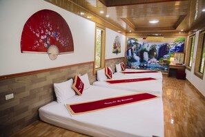 Family Shared Dormitory | Down duvets, minibar, desk, blackout curtains - Tràng An Hometown Homestay (Hoa Lu)