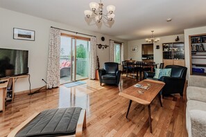 TV connectée, lecteur de DVD, livres, espaces bureaux