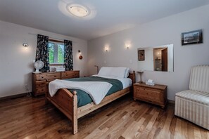 4 slaapkamers, een bureau, een strijkplank/strijkijzer, gratis wifi