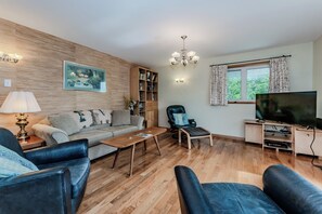 Een smart-tv, een dvd-speler, boeken en een kantoor