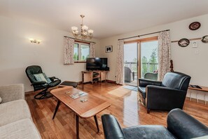 TV connectée, lecteur de DVD, livres, espaces bureaux