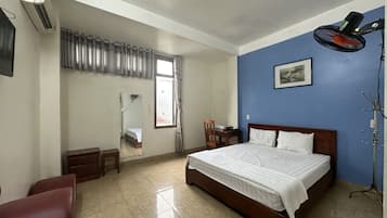 Phòng đôi Deluxe | Minibar, bàn, khu vực làm việc phù hợp cho laptop