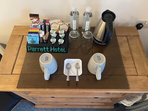 Premium bedding, down comforters, individually decorated, desk - Parrett Hotel (Beaminster)