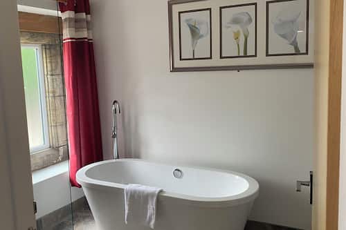 Luxury Triple Room, Balcony | Bathroom
