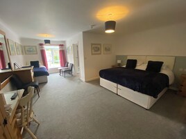 奢华三人房, 阳台 | 高档床上用品、羽绒被、特色装修、办公桌