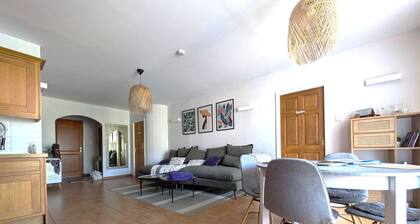 3-Bedroom Apartment in Collioure with Parking near Downtown