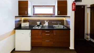 Kühlschrank, Wasserkocher mit Kaffee-/Teezubehör, Toaster