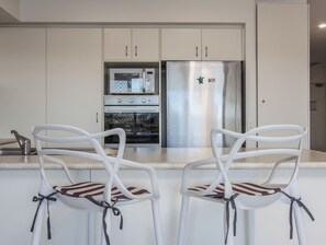 Four à micro-ondes, un four, surface de cuisson, lave-vaisselle