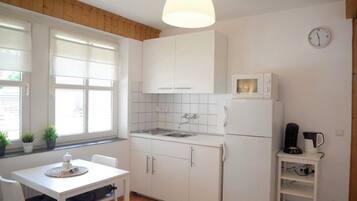 Réfrigérateur, micro-ondes, cafetiÚre/bouilloire, grille-pain