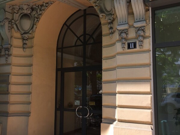 Exterior detail - Calm 2P Flat with A/C, Large Terrace, Near Beach and Shops in Central Menton (Menton)