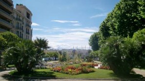 A landscaped garden area with a pathway, surrounded by greenery and buildings. - Calm 2P Flat with A/C, Large Terrace, Near Beach and Shops in Central Menton (Menton)