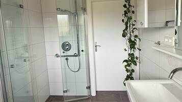 Een douche, een haardroger, handdoeken