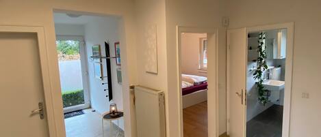 2 bedrooms, iron/ironing board, internet, bed sheets