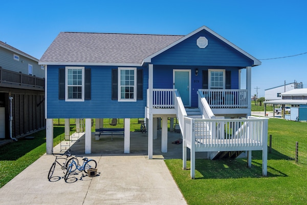 Your home away from home in Crystal Beach: The Deep Blue Yonder awaits you!