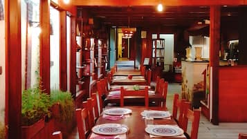 设计客房, 城市景观 | 起居区 | 32-英寸等离子电视(配备数码频道)