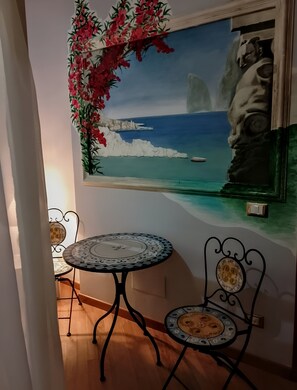 Design Room, City View | Down comforters, individually decorated, individually furnished - BnB Fermati che è tardi (Tivoli)